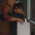 Juhi Parmar Instagram - school mein teacher, ghar par mummy, Neerja Awasthi sakht hai lekin samajhdaar bhi 😃 @theviralfever @kurundkarmandar @arunabhkumar @koshyvijay @sunshineproductionsofficial @sudhirpix @cma.sees @shreyansh.pandey @anandeshwardwivedi @nikhil_sachan_ @anngadraaj @hetalgada19 @rajeshkumar.official @juhiparmar @naukridotcom @mamaearth.in @mutualfundssahihai #YehMeriFamilyOnAmazonminiTV #ComingSoon #AmazonminiTV #TVF #TheViralFever
