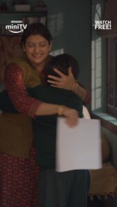 Juhi Parmar Instagram - school mein teacher, ghar par mummy, Neerja Awasthi sakht hai lekin samajhdaar bhi 😃 @theviralfever @kurundkarmandar @arunabhkumar @koshyvijay @sunshineproductionsofficial @sudhirpix @cma.sees @shreyansh.pandey @anandeshwardwivedi @nikhil_sachan_ @anngadraaj @hetalgada19 @rajeshkumar.official @juhiparmar @naukridotcom @mamaearth.in @mutualfundssahihai #YehMeriFamilyOnAmazonminiTV #ComingSoon #AmazonminiTV #TVF #TheViralFever