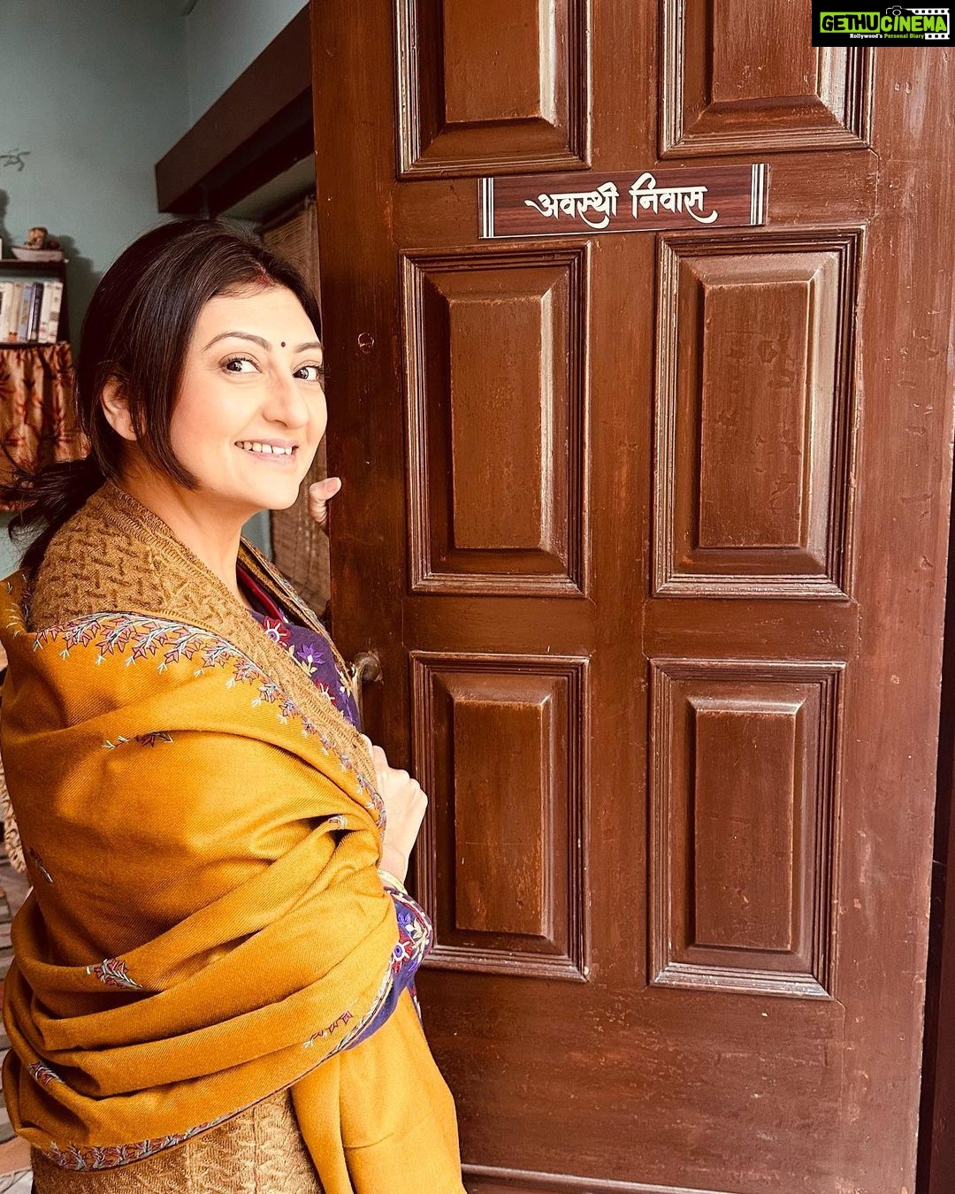 Juhi Parmar Instagram - Welcome to a new story, a new world and a new flavour of entertainment. I am back on screen and this time the platform is new, it’s a new avatar but the butterflies in my stomach are the same, dancing just like before any new release. Can’t wait to entertain all of you again and this time as Neerja. Meet her on 19th May @amazonminitv in the new season of Yeh Meri Family #ott #yehmerifamily #new #entertainment #excited