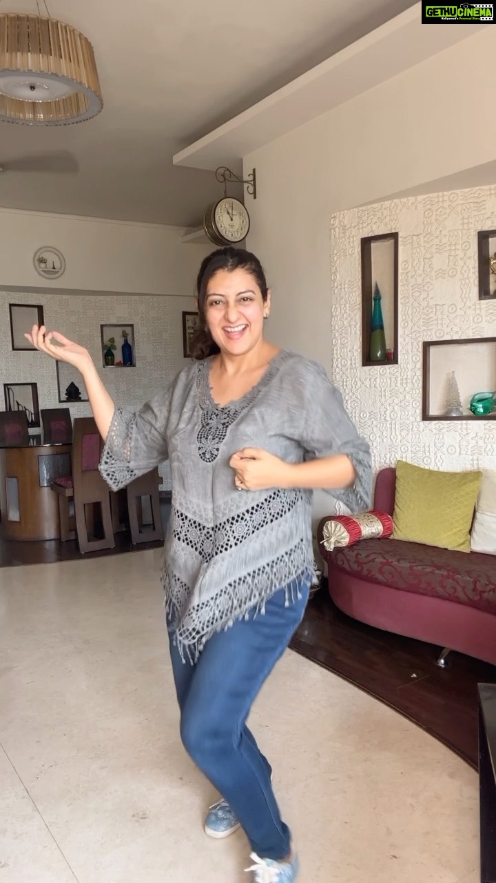 Juhi Parmar Instagram - When you don’t want to work out.. dance works out for the best. Fun n exercise both together..One of the most evergreen songs combined with modern beats and some more dancing that I love ❤️ #dancelove #danecelover #dance #RetroWithJuhi #dancereels #fun #reels #reelsinstagram #reelsvideo #reelsvideo #reelsindia #reelitfeelit