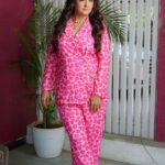 Juhi Parmar Instagram - Juggling between roles in reel and real....and each time I love that feeling of multitasking, of getting out of one skin and getting into another, of donning multiple hats and telling myself that its all possible! Styled by: @ashnaamakhijani Outfit: @kmlabel Jewellery: @ethnicandaz Location: @jlwamumbai PR & Management Agency: @brandnbuzz #newlook #newme #style #fasion #lookingup