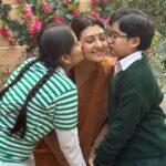 Juhi Parmar Instagram - Neerja and her two littloos.. After all the khatti mithi nok jhonk.. pyaar bhare moments dil jeet hi lete hain . Ye hi to hoti hai FAMILY ❤️ #yehmerifamily #yehmerifamilyonamazonminitv #familytime #family #familylife #familylove #love