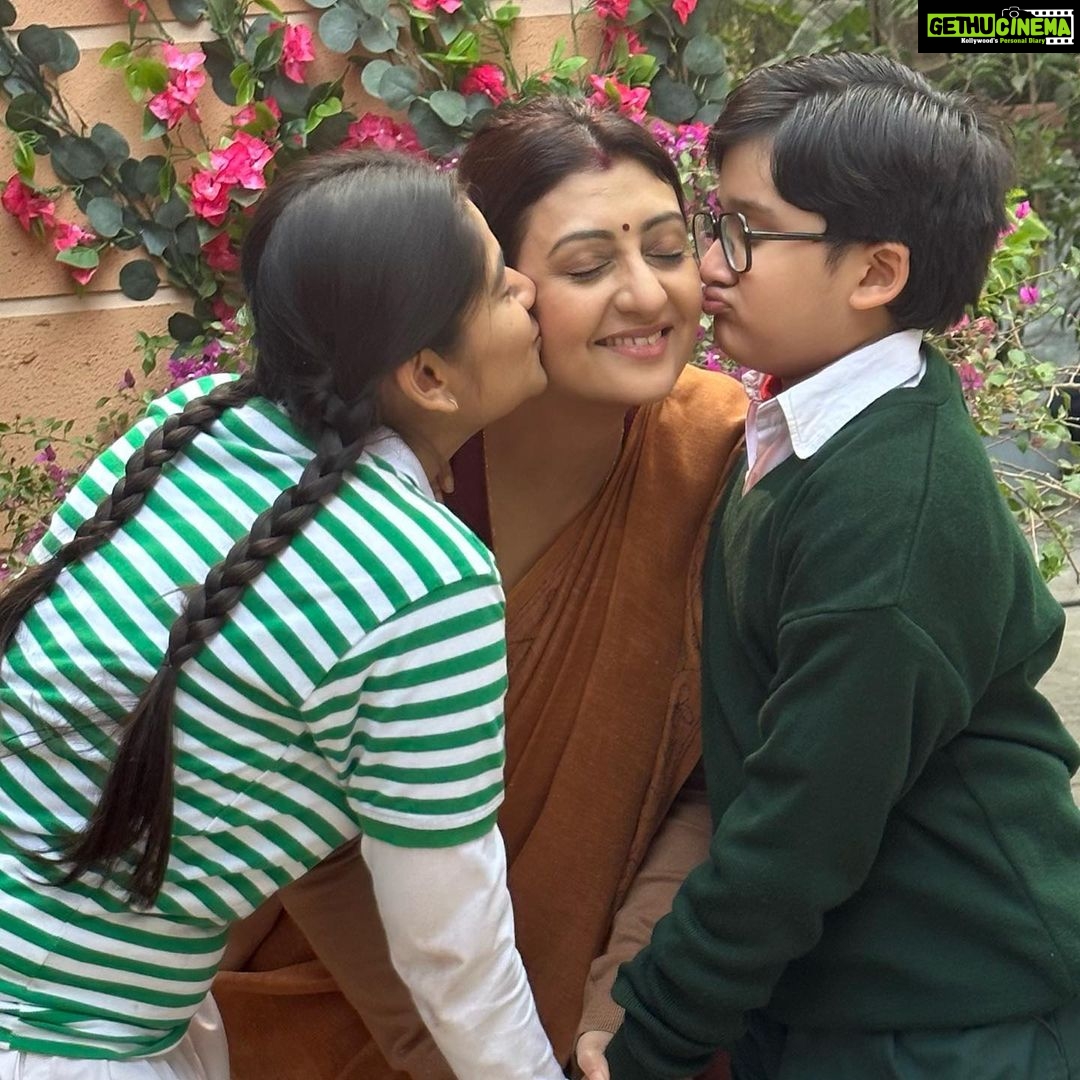 Juhi Parmar Instagram - Neerja and her two littloos.. After all the khatti mithi nok jhonk.. pyaar bhare moments dil jeet hi lete hain . Ye hi to hoti hai FAMILY ❤️ #yehmerifamily #yehmerifamilyonamazonminitv #familytime #family #familylife #familylove #love