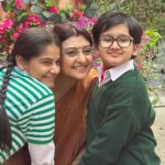 Juhi Parmar Instagram - Neerja and her two littloos.. After all the khatti mithi nok jhonk.. pyaar bhare moments dil jeet hi lete hain . Ye hi to hoti hai FAMILY ❤️ #yehmerifamily #yehmerifamilyonamazonminitv #familytime #family #familylife #familylove #love