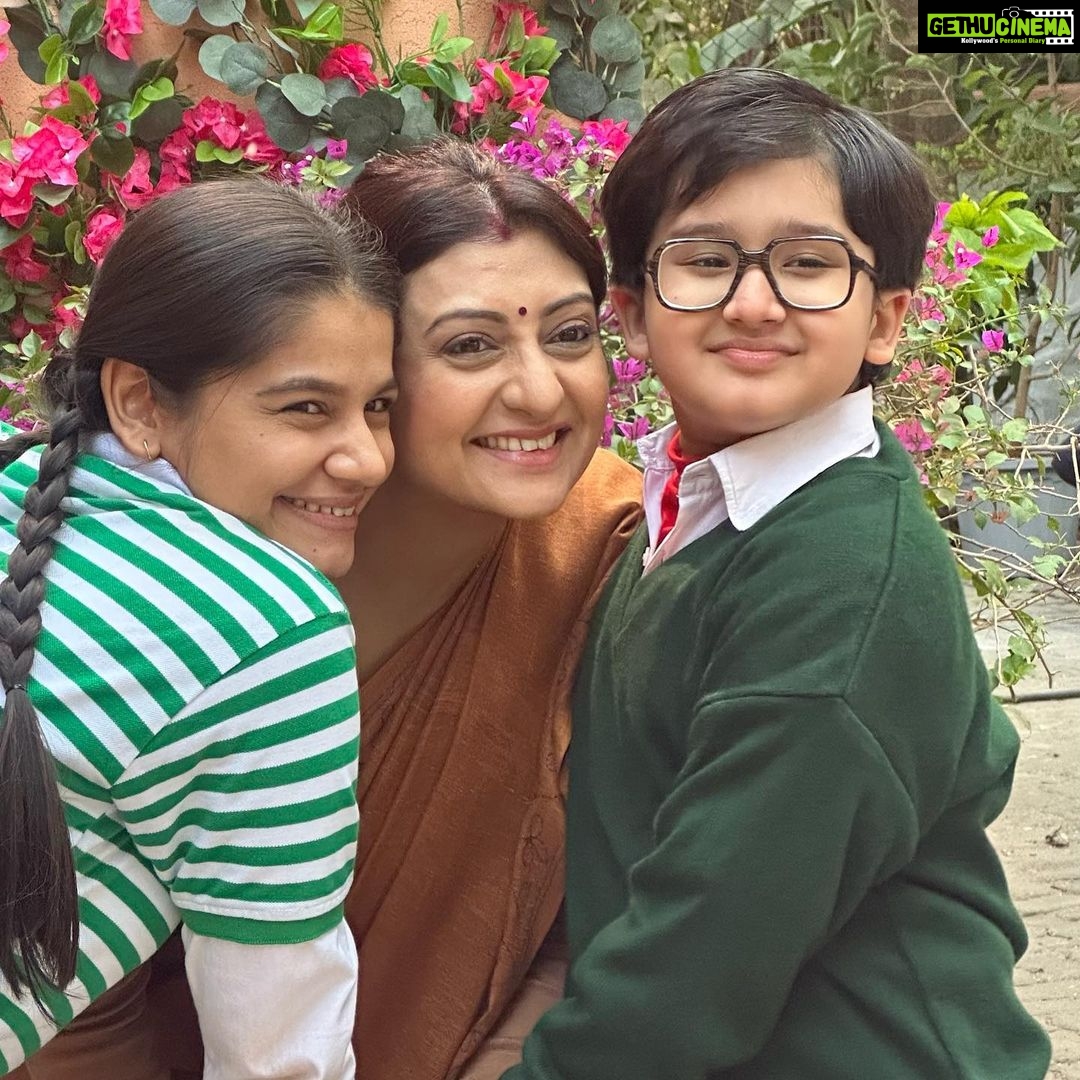 Juhi Parmar Instagram - Neerja and her two littloos.. After all the khatti mithi nok jhonk.. pyaar bhare moments dil jeet hi lete hain . Ye hi to hoti hai FAMILY ❤️ #yehmerifamily #yehmerifamilyonamazonminitv #familytime #family #familylife #familylove #love