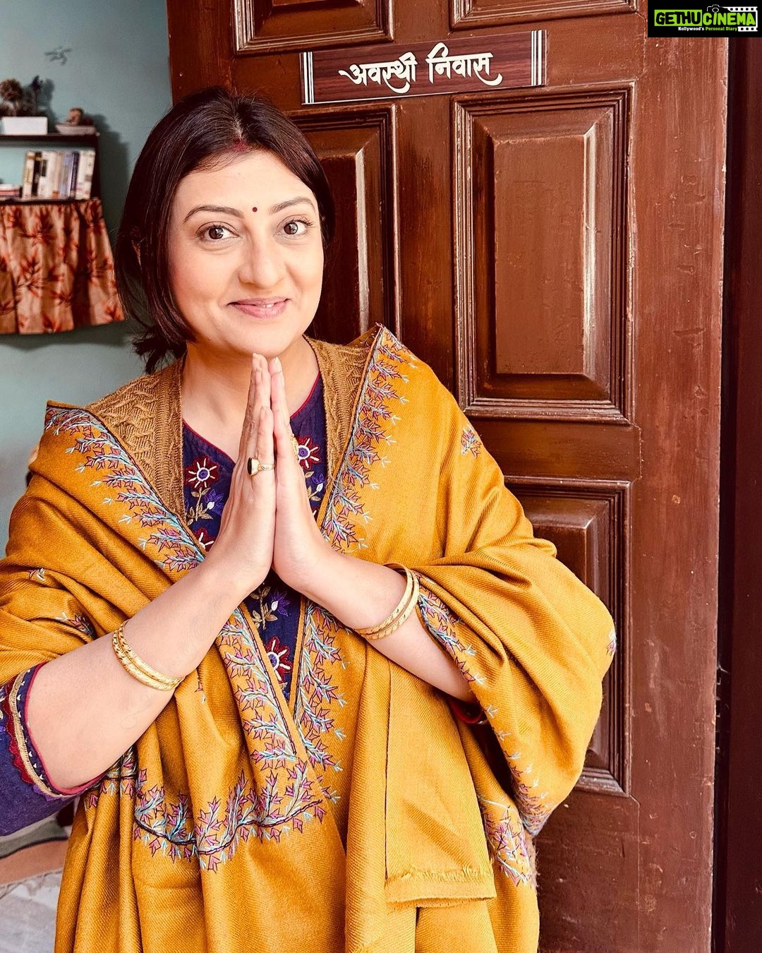 Juhi Parmar Instagram - Welcome to a new story, a new world and a new flavour of entertainment. I am back on screen and this time the platform is new, it’s a new avatar but the butterflies in my stomach are the same, dancing just like before any new release. Can’t wait to entertain all of you again and this time as Neerja. Meet her on 19th May @amazonminitv in the new season of Yeh Meri Family #ott #yehmerifamily #new #entertainment #excited
