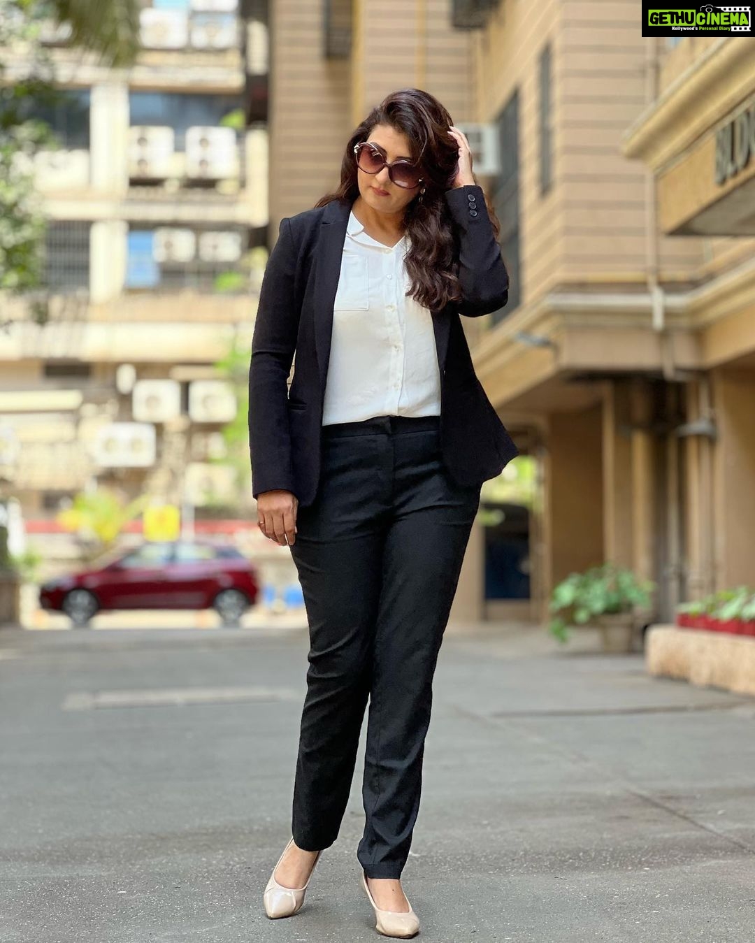 Juhi Parmar Instagram - There shall never be any blues where there is confidence! Seize the day and watch it become yours! #NoTuesdayBlues #IfICanYouCan #confidence #unstoppable #believer #dontquit #motivation #lookforward