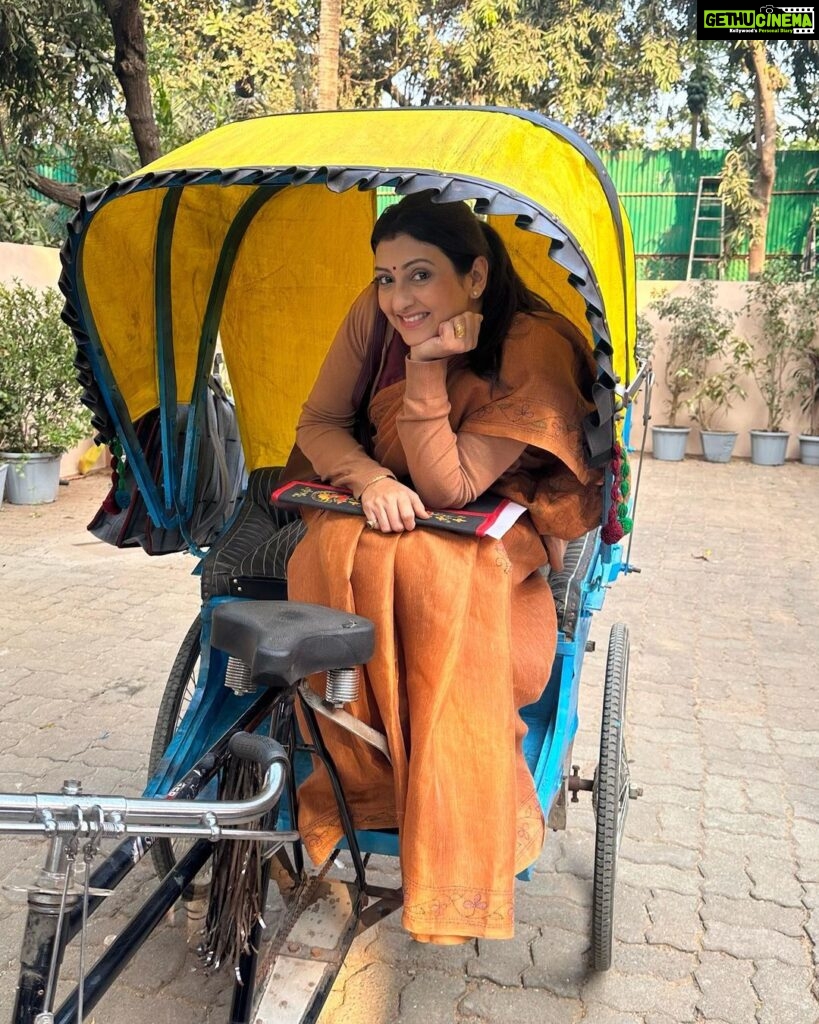 Juhi Parmar Instagram - Neerja is ready for a cycle rikshaw ride.. Wanna join??!!! #nostalgia #cyclerikshawride #90s #yehmerifamily #yehmerifamilyonamazonminitv #neerja