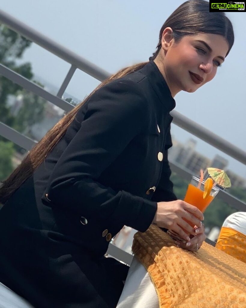 Kainaat Arora Instagram - If the ambiance is right, you'll get your high on a mocktail in a cocktail glass, as it is a guilt-free drink. . . . . #kainaatarora . Talent manager : @business.manager_kainaat 𝓘𝓷 𝓨𝓸𝓾𝓻 𝓗𝓮𝓪𝓻𝓽