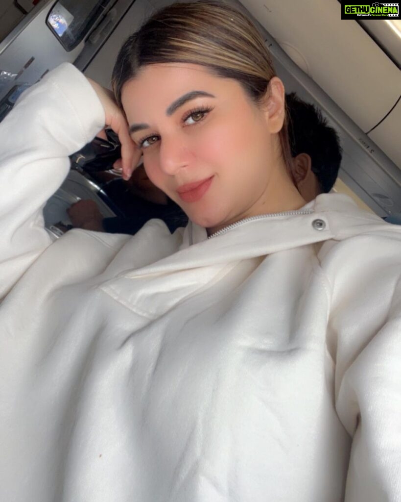 Kainaat Arora Instagram - ✈️ Life Is A Journey ✈️ . . Had a fantastic Show Last Night .. . Until thn ✈️✈️ . Thank you #Delhi For Always So Welcoming . . #kainaatarora #kainaataroraupdates #kainaat_arora #onwards ✈️✈️✈️ . Talent manager : #Priyankshah @business.manager_kainaat Delhi, India
