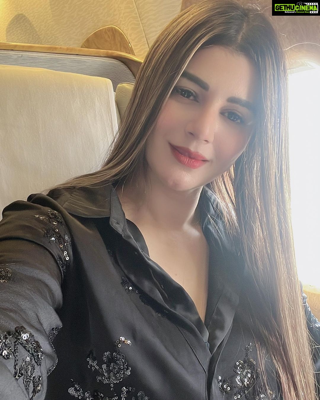 Kainaat Arora Instagram - ✈️✈️✈️ . . . . #kainaatarora# Emirates A380 Business class