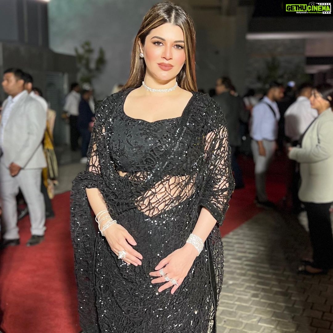 Kainaat Arora Instagram - Last night Scenes .. . #Guptas&Seths . Designer : @rabaniandrakha_official Managed by : @business.manager_kainaat Manager : ( Priyank shah ) Thank u #nitinArora & #Rohit for all the love . Special Thanks To #Sanjaygupta ji & family . Gratitude π #WeddingBash #cekebrityGuestAppearance #Dehradun #WorkStories #Workfiles #Appearance #RichFatWedding #Kainaatarora #kainaataroraupdates #kainaatarorafans #kainaat_arora Dehradun The City Of Love