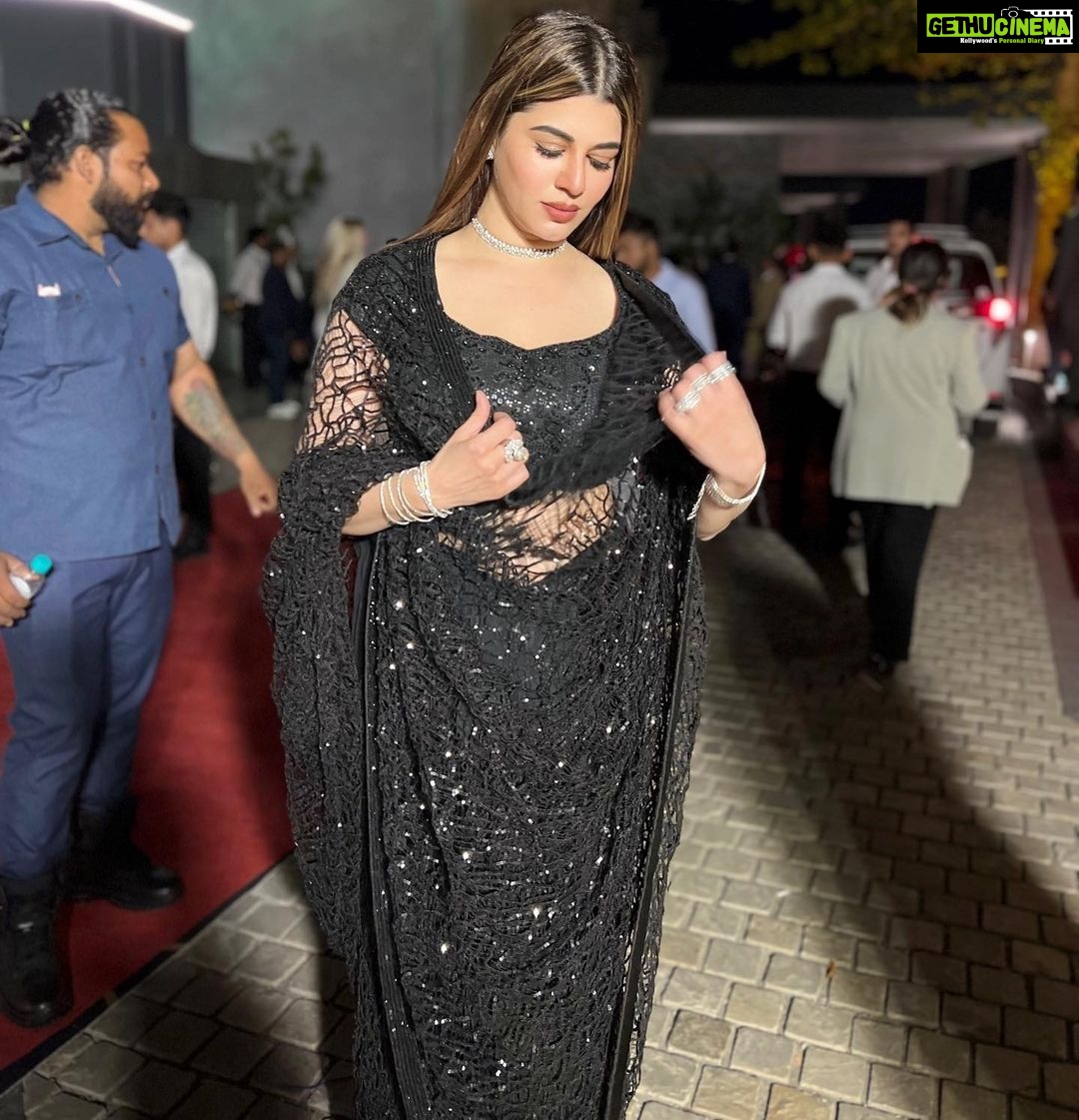 Kainaat Arora Instagram - Last night Scenes .. . #Guptas&Seths . Designer : @rabaniandrakha_official Managed by : @business.manager_kainaat Manager : ( Priyank shah ) Thank u #nitinArora & #Rohit for all the love . Special Thanks To #Sanjaygupta ji & family . Gratitude π #WeddingBash #cekebrityGuestAppearance #Dehradun #WorkStories #Workfiles #Appearance #RichFatWedding #Kainaatarora #kainaataroraupdates #kainaatarorafans #kainaat_arora Hyatt Regency Dehradun