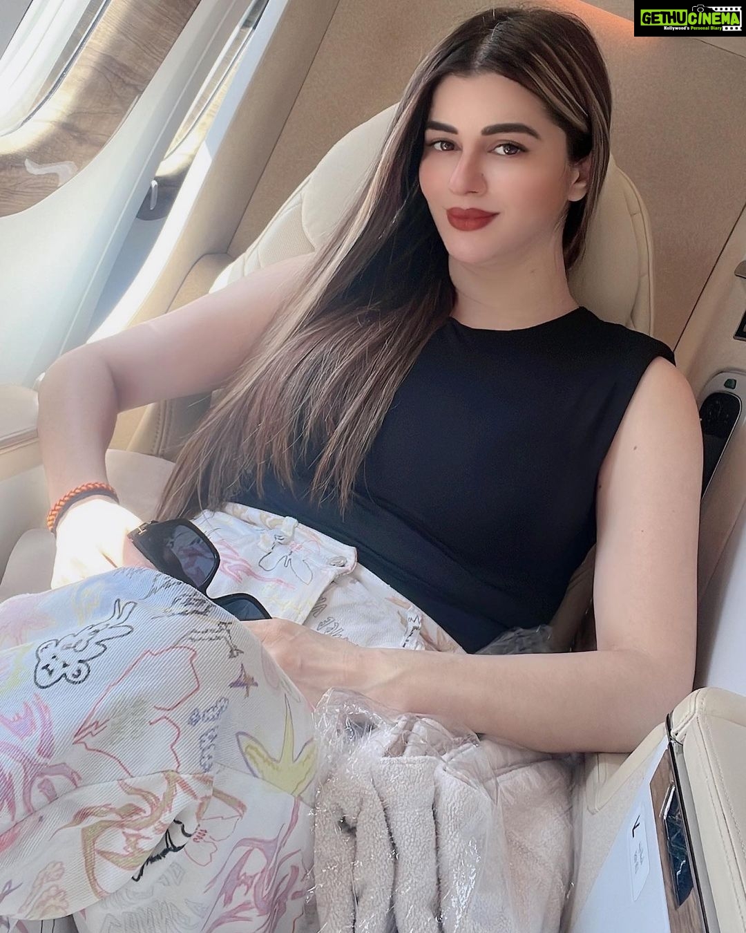 Kainaat Arora Instagram - ✈️✈️✈️ . . See You 🇦🇪 #Dxb tonight at #RadioCityAwards2023 #BusinessTitansAwards #Chapter2 #Presenter #Dxb #WorkDayAhead #kainaatarora #Awards #dubai🇦🇪 #uae🇦🇪 . Talent manager: ( priyank shah @business.manager_kainaat