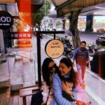 Kajal Aggarwal Instagram - #makingmemories #capturingmoments #bestfriendslikefamily #carefreelaughter #neilkitchlu 凱菲屋 Cafe
