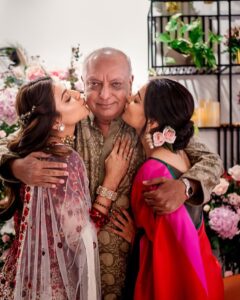 Kajal Aggarwal Instagram - Happiest Father’s Day papa ! What would we do without you 😍🤩❤️ @suman.agg09 here’s striking our favourite pose, every time! 🤗🤗 @nishaaggarwal
