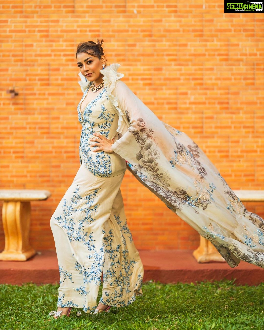 Kajal Aggarwal Instagram - @nmacc.india #nmaccgala day2 Styled by @asthasharma @wardrobist Assisted by @nidasshah @muskaanmatta Photography @craftingemotions Wearing my favourite @anamikakhanna Jewelry @kaj.finejewellery Bag @judithleiberindia Hair and makeup - @vishalcharanmakeuphair IHair by @sairaj_hair
