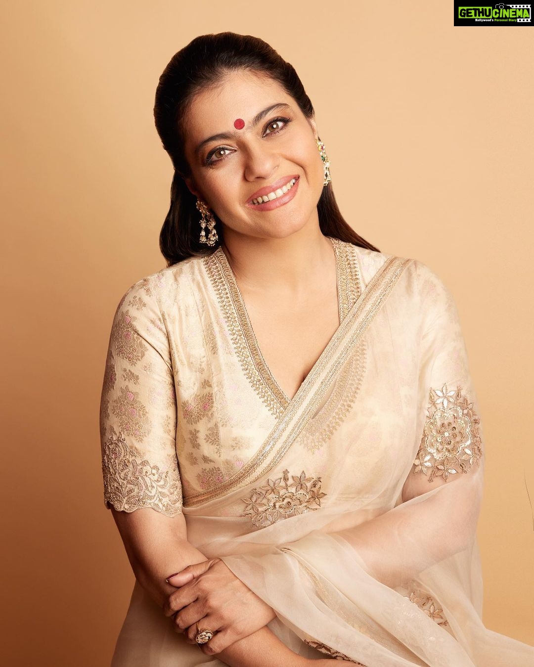 Kajol Instagram - होली त्योहार है रंगों का… मस्ती और मोहब्बत के ढंगों का… बुराई पे नेकी की जीत का… इंसानियत, शराफ़त और प्रीत का… तो आइए खेलें होली… बोलके प्रेम की बोली… होली की ढेर सारी शुभकामनाएँ… ❤️🧡💛💚💙💜🤍 #HappyHoli #Holi #Colours