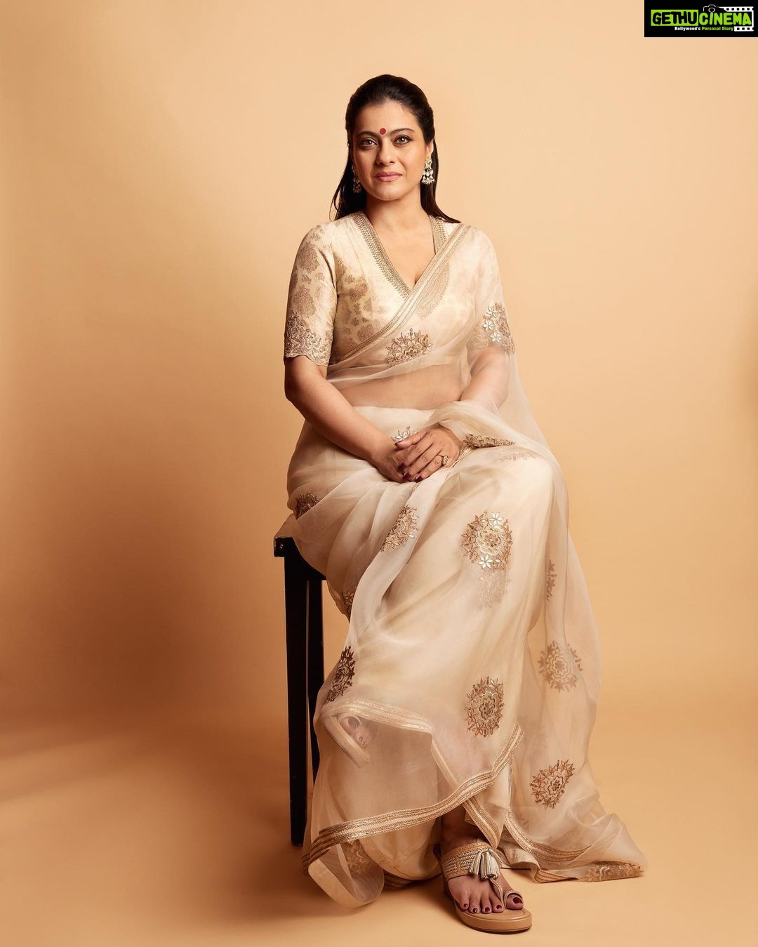 Kajol Instagram - होली त्योहार है रंगों का… मस्ती और मोहब्बत के ढंगों का… बुराई पे नेकी की जीत का… इंसानियत, शराफ़त और प्रीत का… तो आइए खेलें होली… बोलके प्रेम की बोली… होली की ढेर सारी शुभकामनाएँ… ❤️🧡💛💚💙💜🤍 #HappyHoli #Holi #Colours