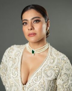 Kajol Instagram - Confidence is not only in the mind. It’s in the tilt of chin.
It’s in the rebellion of the eyes.
It’s the “I dare you“ in the way you hold yourself.. 
It’s the “I know I’m beautiful“ in the smile that makes it whole…. show me your confidence! ✨💯