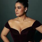 Kajol Instagram - When you get the Timeless Style Icon- Female Award and you can’t smile because your hair is too tight!!! 😂 (only smiling on emoji) #pinkvillastyleiconawards2023