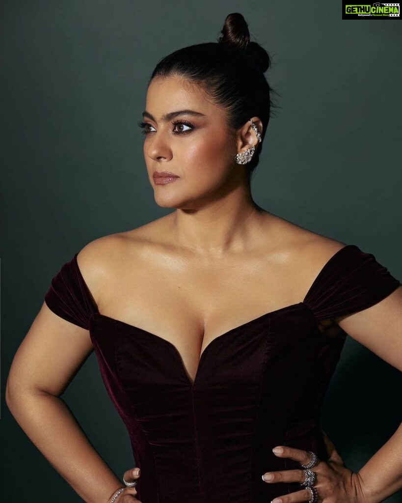 Kajol Instagram - When you get the Timeless Style Icon- Female Award and you can’t smile because your hair is too tight!!! 😂 (only smiling on emoji) #pinkvillastyleiconawards2023