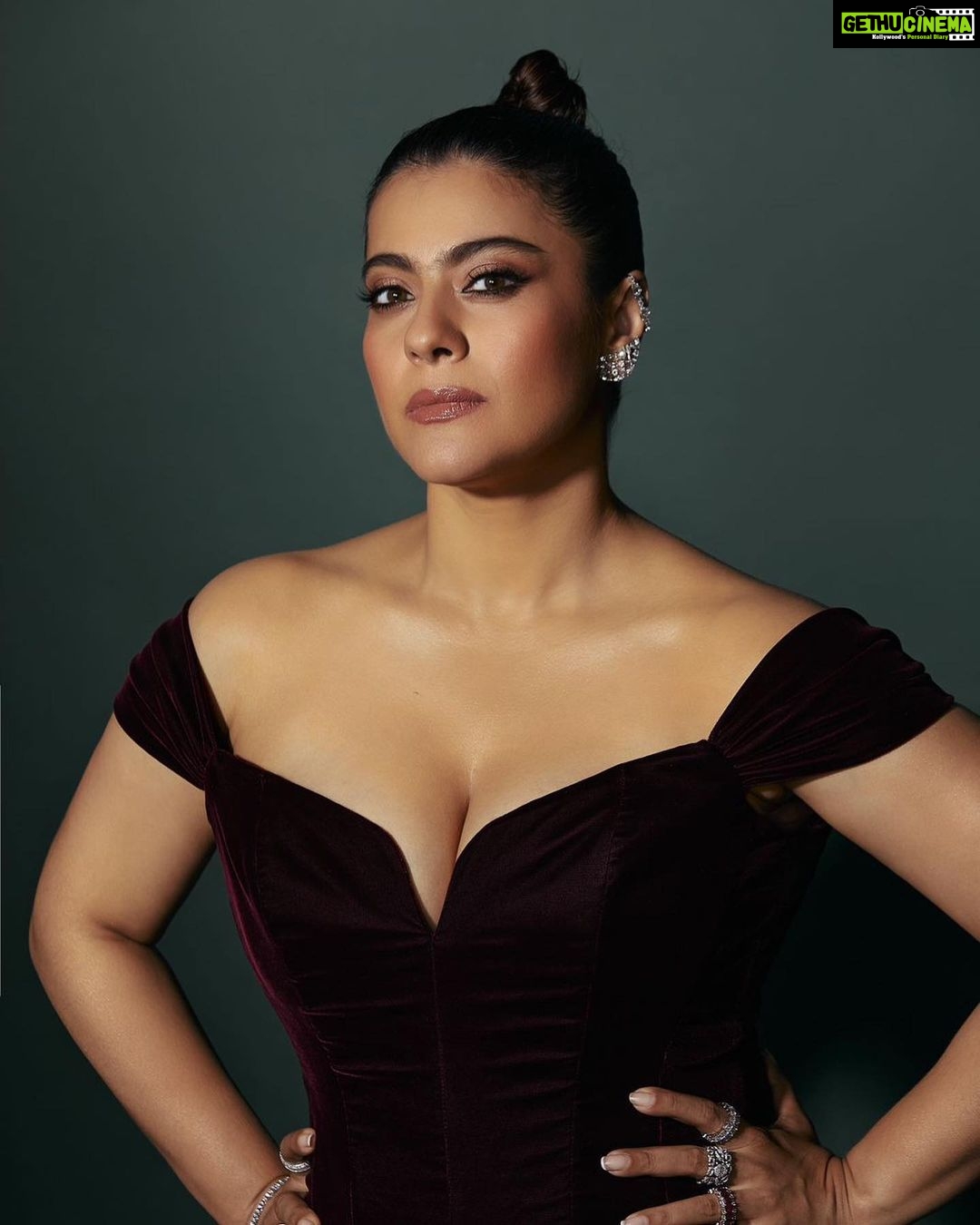 Kajol Instagram - When you get the Timeless Style Icon- Female Award and you can’t smile because your hair is too tight!!! 😂 (only smiling on emoji) #pinkvillastyleiconawards2023