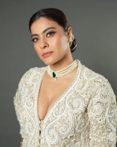 Kajol Instagram - Confidence is not only in the mind. It’s in the tilt of chin.
It’s in the rebellion of the eyes.
It’s the “I dare you“ in the way you hold yourself.. 
It’s the “I know I’m beautiful“ in the smile that makes it whole…. show me your confidence! ✨💯