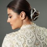 Kajol Instagram - Confidence is not only in the mind. It’s in the tilt of chin. It’s in the rebellion of the eyes. It’s the “I dare you“ in the way you hold yourself.. It’s the “I know I’m beautiful“ in the smile that makes it whole…. show me your confidence! ✨💯