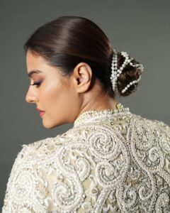 Kajol Instagram - Confidence is not only in the mind. It’s in the tilt of chin.
It’s in the rebellion of the eyes.
It’s the “I dare you“ in the way you hold yourself.. 
It’s the “I know I’m beautiful“ in the smile that makes it whole…. show me your confidence! ✨💯