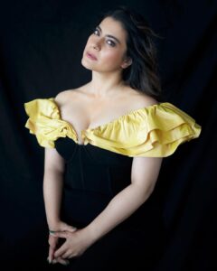 Kajol Instagram - Did you know that the bumble bee flying is against all the laws of physics?
It flies because it believes it can. 
Be the bumble bee. 🐝
#BelieveIt #Fly #Dream #Hope 
Nobody can stop you! 
Stop listening to the traffic! 😇✨