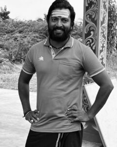 Kalaiyarasan Instagram - It’s a wrap of #Pettaikaali 
One of my fav looks 
Thanks @la.rajkumar anna @vetrimaaran_._ sir 
@ahatamil for this ❤️