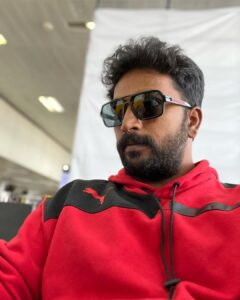 Kalaiyarasan Instagram - 🖤❤️