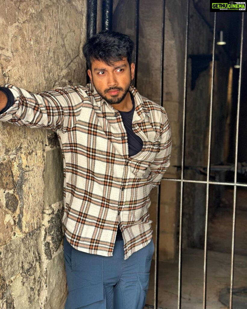 Kalidas Jayaram Instagram - Don’t give up on your dreams. Keep sleeping.🙏🏼😇 Travel partner @gtholidays.in Tower of London