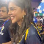 Kalyani Priyadarshan Instagram - Had the amazing chance to watch the @kochibluespikers give it their all this weekend. Thank you @primevolley @kochibluespikers @sonylivindia for the opportunity to cheer live from the commentary box and get to be a real commentator! Truly an unforgettable experience 🎤 😍♥️ #kochikaaraney #seshammikeilfathima @muthootmicrofin @muthootpappachangroup