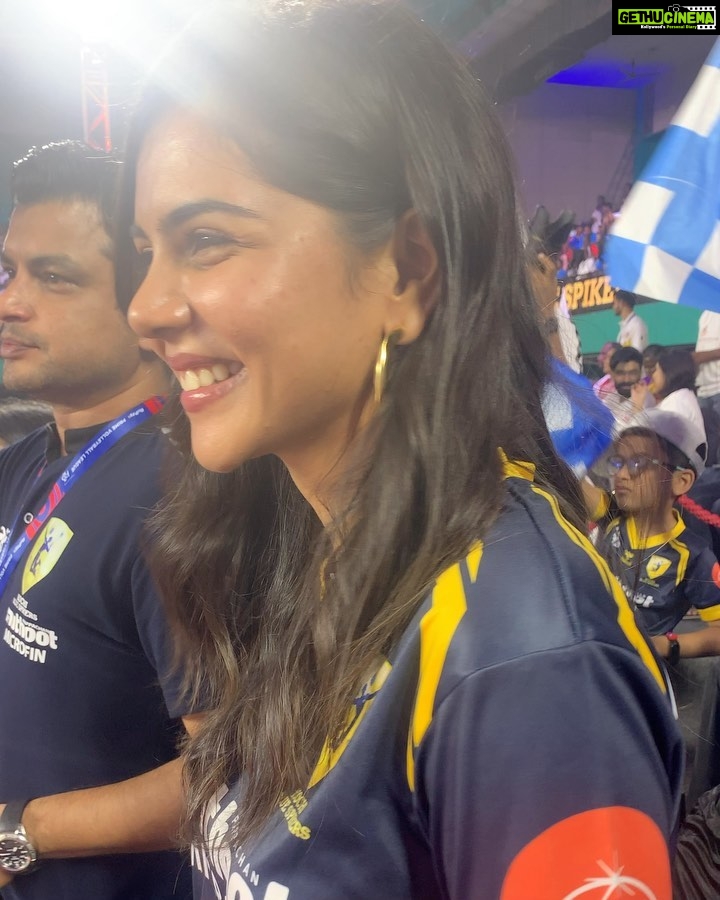 Kalyani Priyadarshan Instagram - Had the amazing chance to watch the @kochibluespikers give it their all this weekend. Thank you @primevolley @kochibluespikers @sonylivindia for the opportunity to cheer live from the commentary box and get to be a real commentator! Truly an unforgettable experience 🎤 😍♥ #kochikaaraney #seshammikeilfathima @muthootmicrofin @muthootpappachangroup