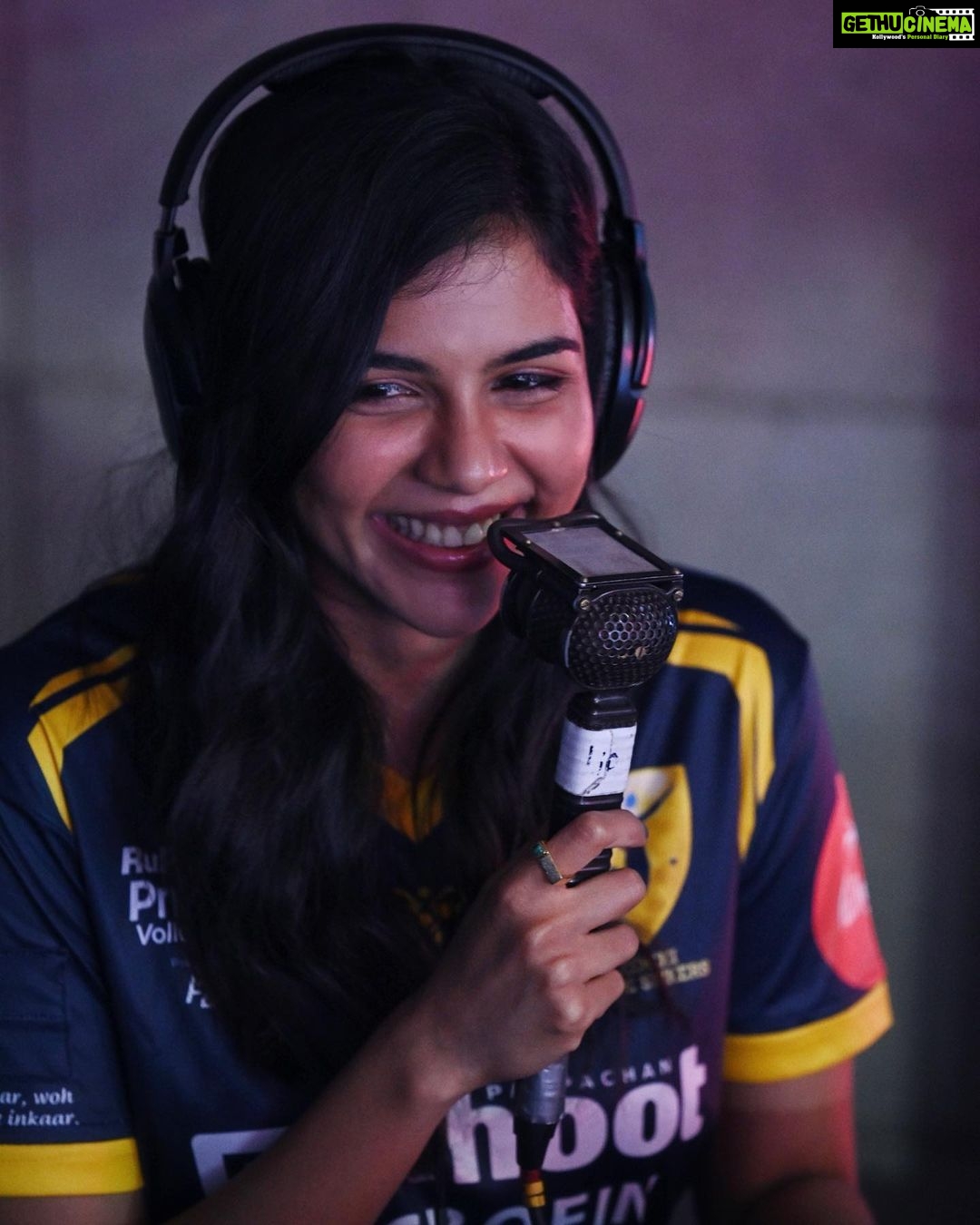 Kalyani Priyadarshan Instagram - Had the amazing chance to watch the @kochibluespikers give it their all this weekend. Thank you @primevolley @kochibluespikers @sonylivindia for the opportunity to cheer live from the commentary box and get to be a real commentator! Truly an unforgettable experience 🎤 😍♥️ #kochikaaraney #seshammikeilfathima @muthootmicrofin @muthootpappachangroup