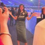 Kalyani Priyadarshan Instagram - Had the amazing chance to watch the @kochibluespikers give it their all this weekend. Thank you @primevolley @kochibluespikers @sonylivindia for the opportunity to cheer live from the commentary box and get to be a real commentator! Truly an unforgettable experience 🎤 😍♥️ #kochikaaraney #seshammikeilfathima @muthootmicrofin @muthootpappachangroup