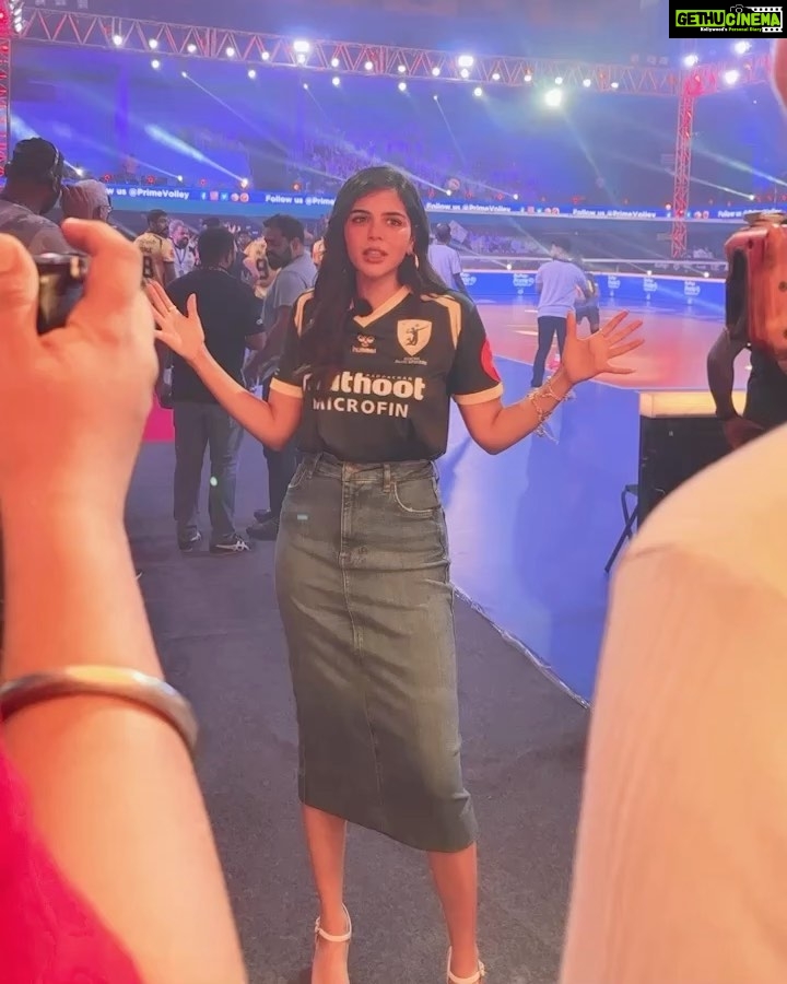Kalyani Priyadarshan Instagram - Had the amazing chance to watch the @kochibluespikers give it their all this weekend. Thank you @primevolley @kochibluespikers @sonylivindia for the opportunity to cheer live from the commentary box and get to be a real commentator! Truly an unforgettable experience 🎤 😍♥️ #kochikaaraney #seshammikeilfathima @muthootmicrofin @muthootpappachangroup