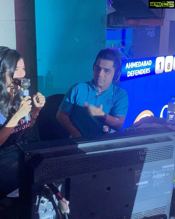 Kalyani Priyadarshan Instagram - Had the amazing chance to watch the @kochibluespikers give it their all this weekend. Thank you @primevolley @kochibluespikers @sonylivindia for the opportunity to cheer live from the commentary box and get to be a real commentator! Truly an unforgettable experience 🎤 😍♥️ #kochikaaraney #seshammikeilfathima @muthootmicrofin @muthootpappachangroup