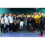 Kalyani Priyadarshan Instagram - Had the amazing chance to watch the @kochibluespikers give it their all this weekend. Thank you @primevolley @kochibluespikers @sonylivindia for the opportunity to cheer live from the commentary box and get to be a real commentator! Truly an unforgettable experience 🎤 😍♥️ #kochikaaraney #seshammikeilfathima @muthootmicrofin @muthootpappachangroup