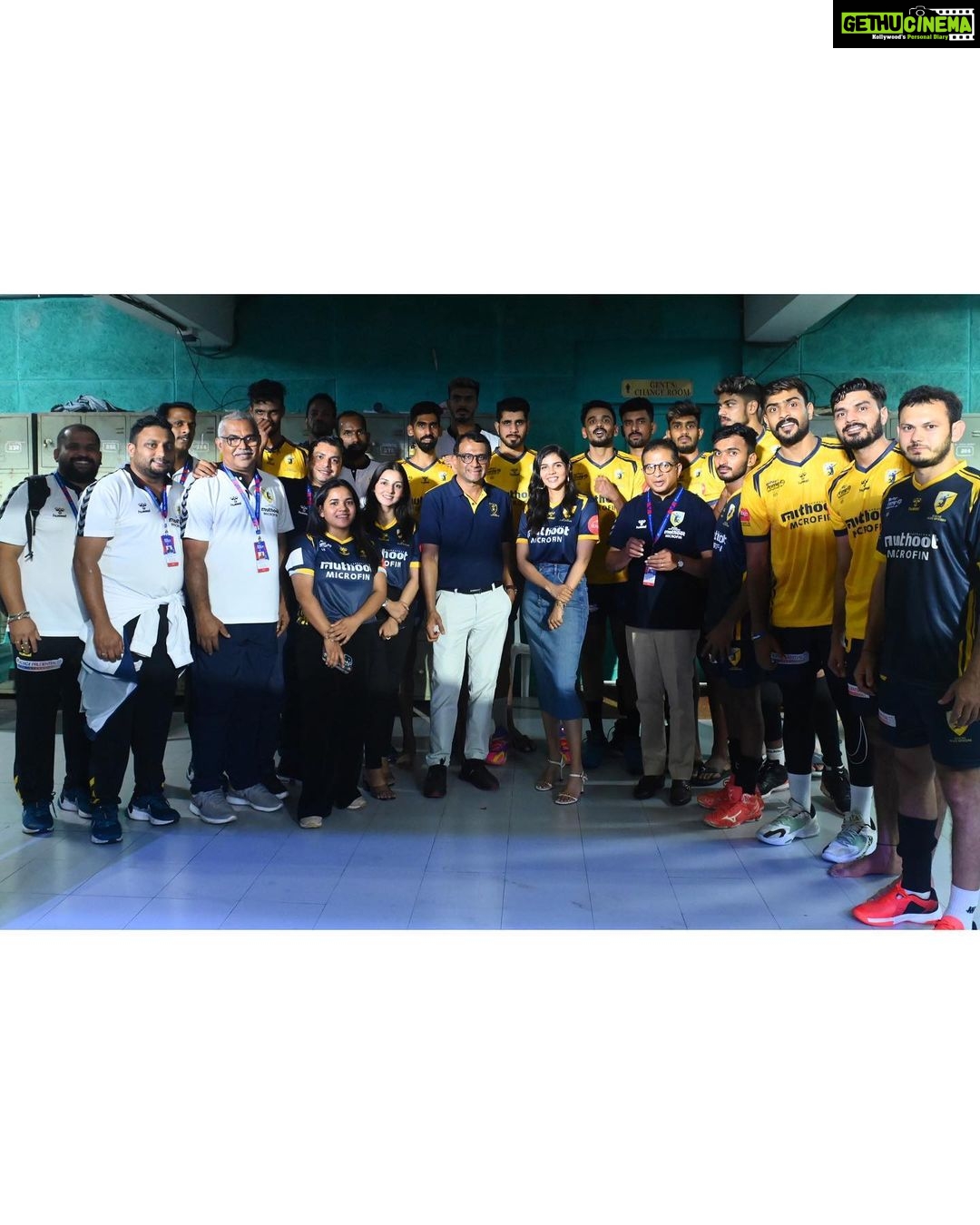 Kalyani Priyadarshan Instagram - Had the amazing chance to watch the @kochibluespikers give it their all this weekend. Thank you @primevolley @kochibluespikers @sonylivindia for the opportunity to cheer live from the commentary box and get to be a real commentator! Truly an unforgettable experience 🎤 😍♥️ #kochikaaraney #seshammikeilfathima @muthootmicrofin @muthootpappachangroup