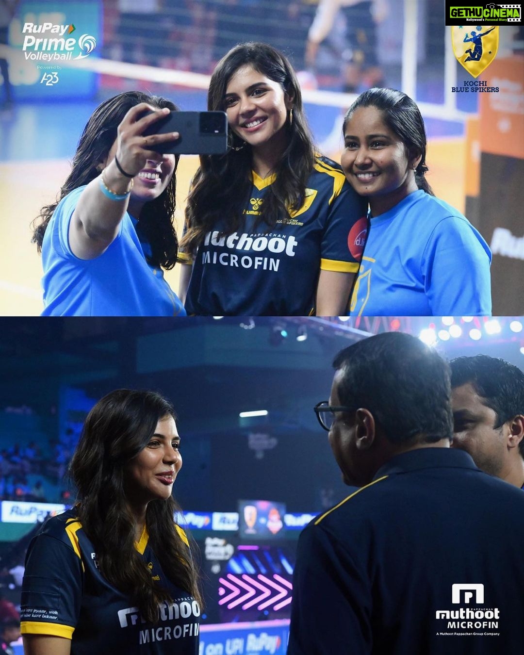 Kalyani Priyadarshan Instagram - Had the amazing chance to watch the @kochibluespikers give it their all this weekend. Thank you @primevolley @kochibluespikers @sonylivindia for the opportunity to cheer live from the commentary box and get to be a real commentator! Truly an unforgettable experience 🎤 😍♥️ #kochikaaraney #seshammikeilfathima @muthootmicrofin @muthootpappachangroup