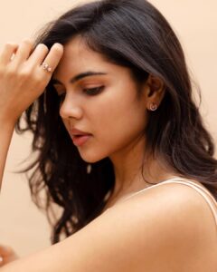 Kalyani Priyadarshan Instagram - Happy Valentines/Galentines everyone! 💕. #sayitwithsomethingspecial with @kalyanjewellers_official