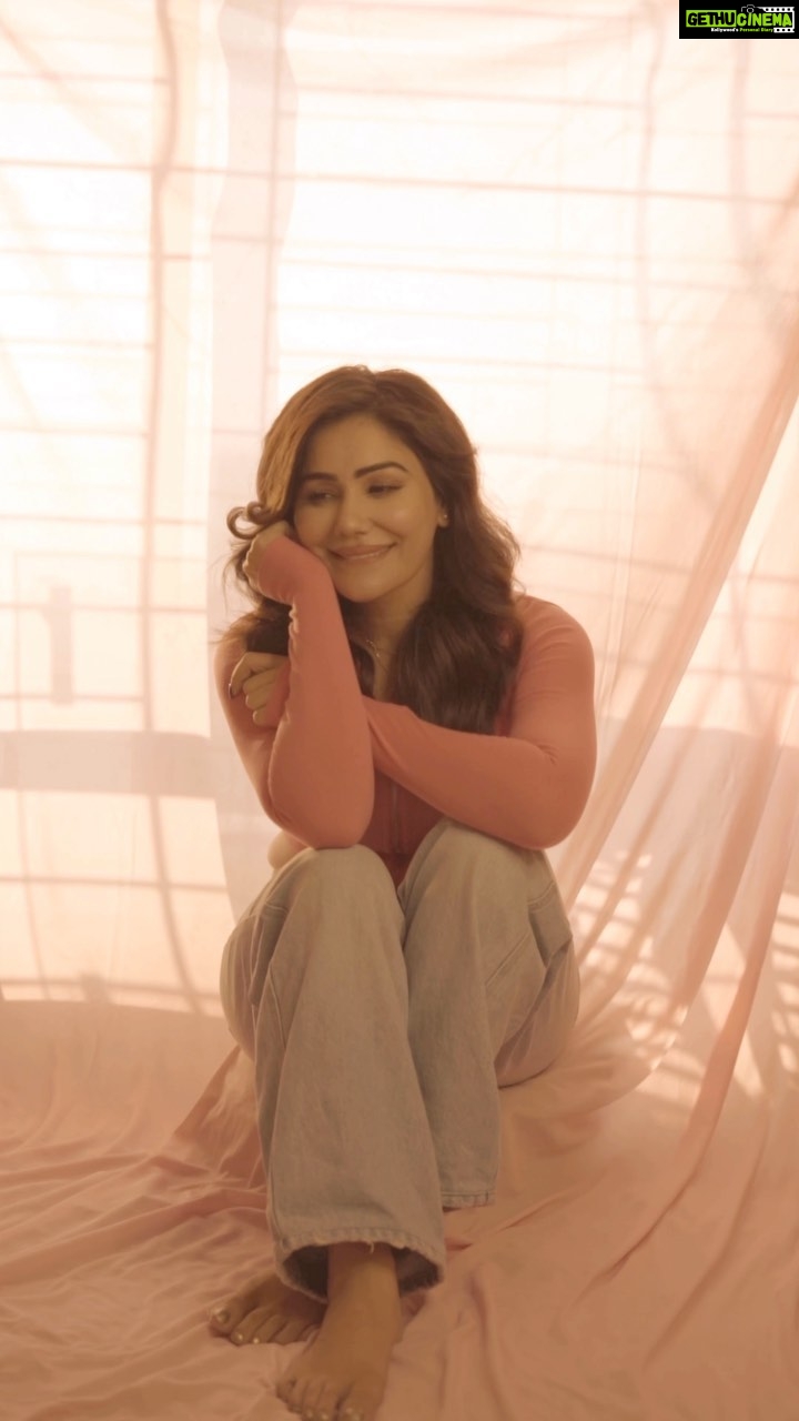 Kangna Sharma Instagram - It’s for you ❤️ Started writing ❤️ Now u will think “ Kya Kya karegi ye “But let me tell u all I want to do everything in my life weather its acting , Singing , dancing , Politics,And now Writing ✍️ I wanna Do every impossible things in my life ❤️ Comment if u like it ❤️
