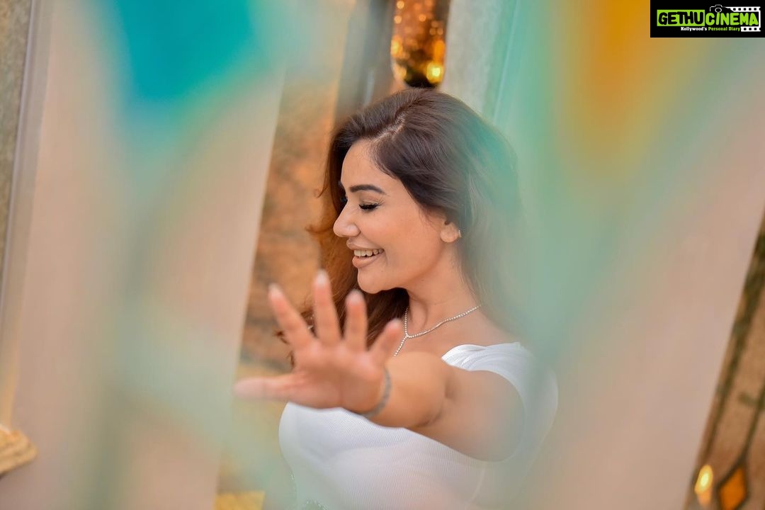 Kangna Sharma Instagram - The most beautiful things in life are not things .They’re People and places,Memories and Pictures, They are feelings and Moments and smiles and laughter 🥰