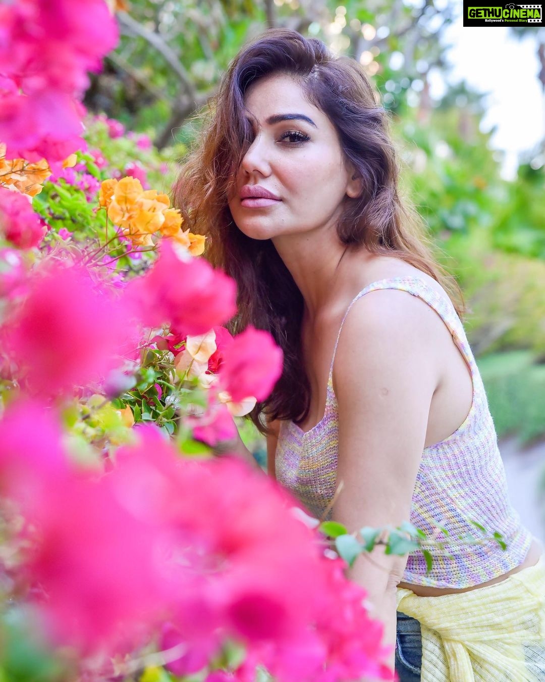 Kangna Sharma Instagram – Love is the flower you have Got to let grow ️💐💐 | Gethu Cinema