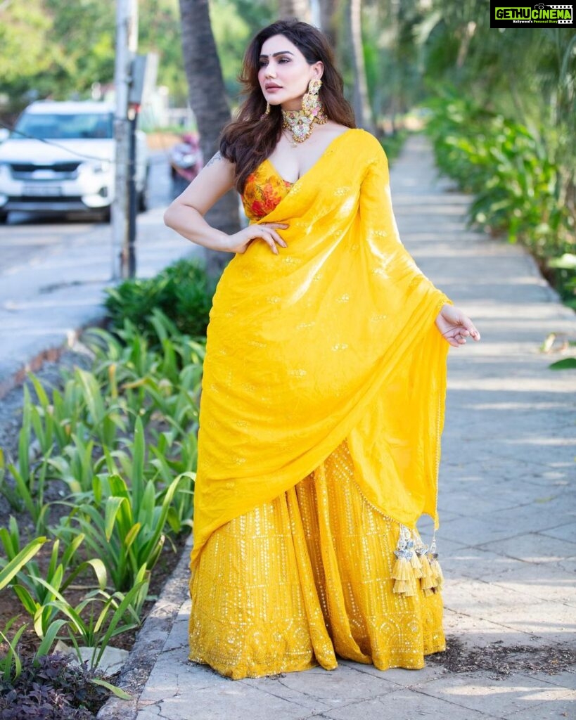 Kangna Sharma Instagram - This is Calld indian beauty 😝🥱🤪 click by - @ilmanaazphotography1 retouching- @safyanali_retouching makeup- @makeoverbysejalthakkar Hair - @jayshreethakkarhairartist jwellery- @makeoverbysejalthakkar