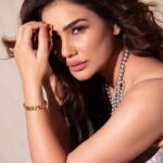 Kangna Sharma Instagram - click by - @ilmanaazphotography1 retouching- @safyanali_retouching makeup- @makeoverbysejalthakkar Hair - @jayshreethakkarhairartist