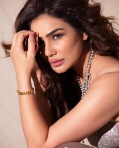 Kangna Sharma Instagram - click by - @ilmanaazphotography1 
retouching- @safyanali_retouching 
makeup- @makeoverbysejalthakkar 
Hair - @jayshreethakkarhairartist